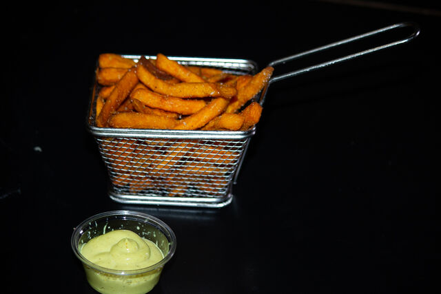 En accompagnement vous aurez le choix entre frites et frites de patate douce , OUI MONSIEUR !