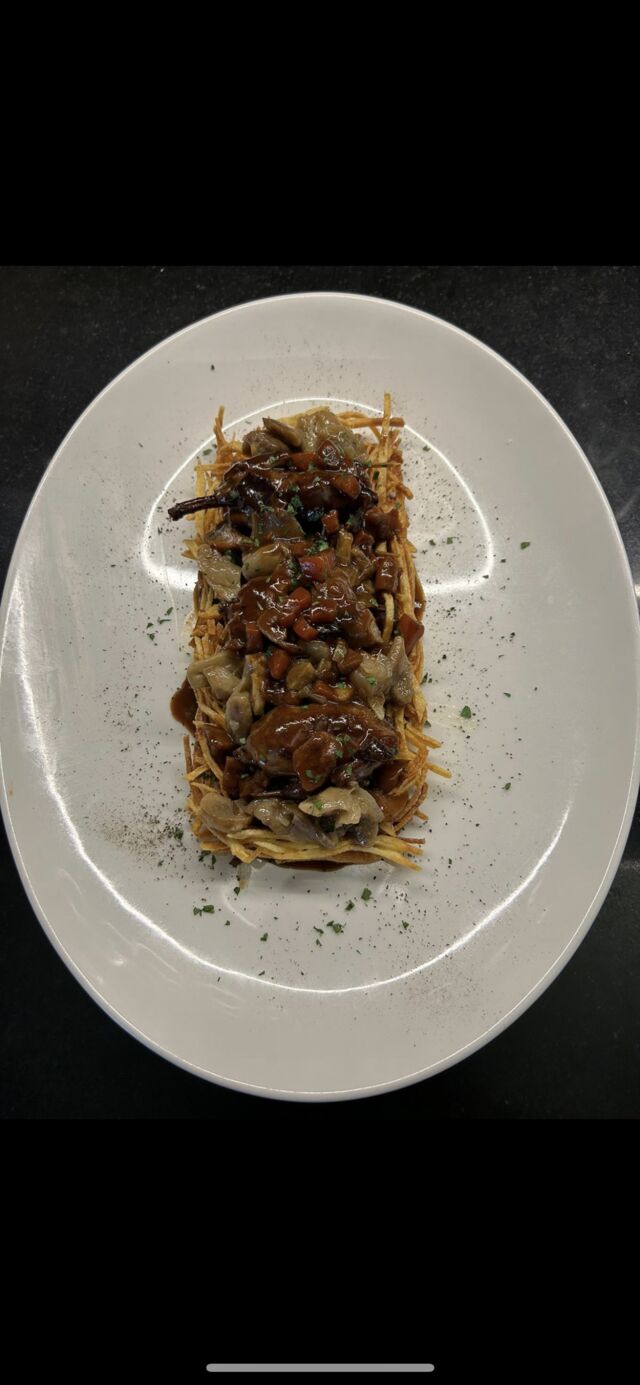 Nido de malviz con salsa París