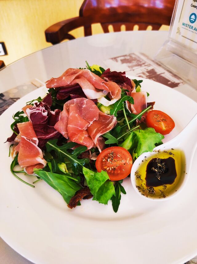 Салат з прошутто 