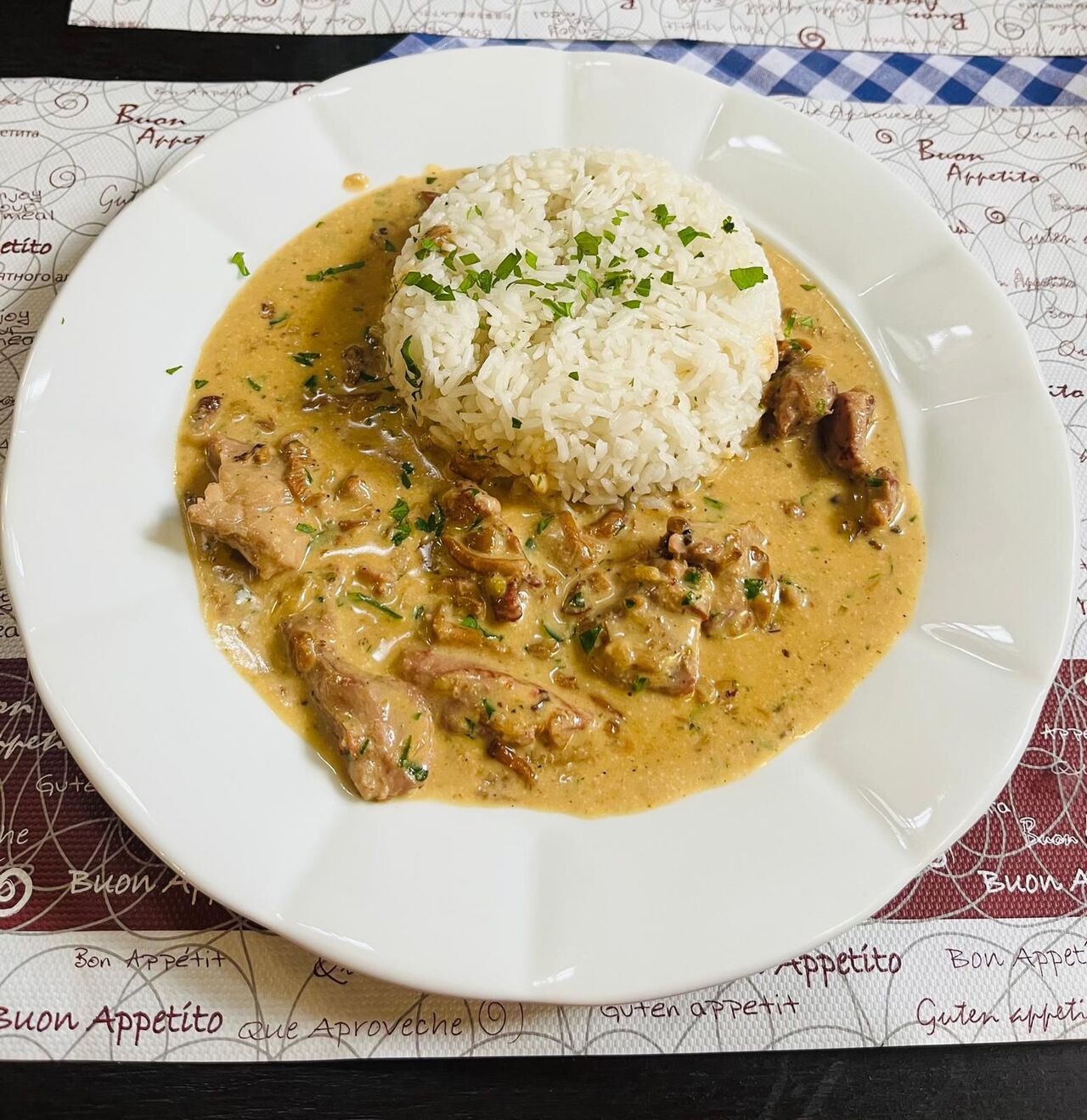 Nudličky z vepřové panenky s liškovou omáčkou 