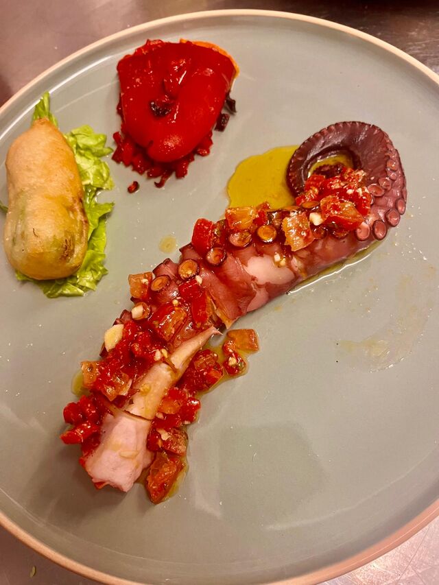 Tentacule de poulpe, sauce vierge, piquillos farci