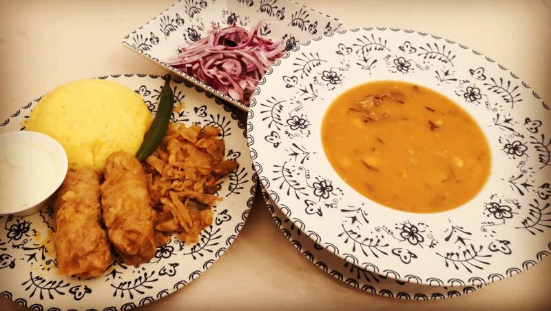 Ciorba de fasole boabe cu afumătura
Sarmale cu mamaliga 