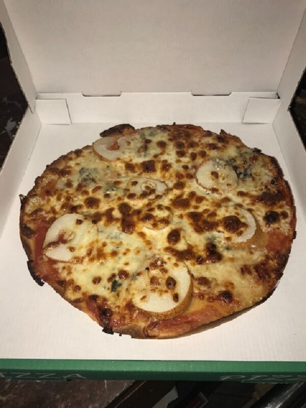 PIZZA MARTINE
BASE TOMATE, POIRE, GORGONZOLA, MIEL 