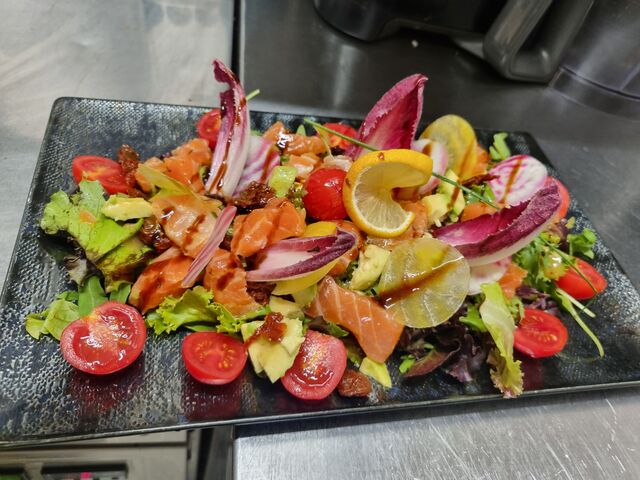 Gravlax de saumon en carpaccio mariné, galettes de quinoa croustillantes, crème aux herbes et citronnée
