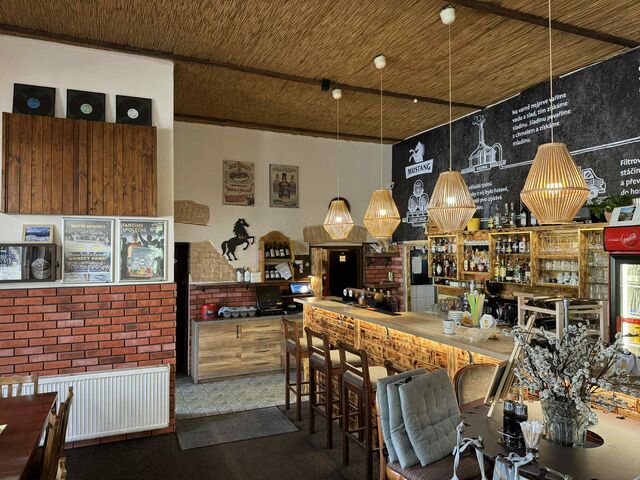 Bar + vstup do restaurace