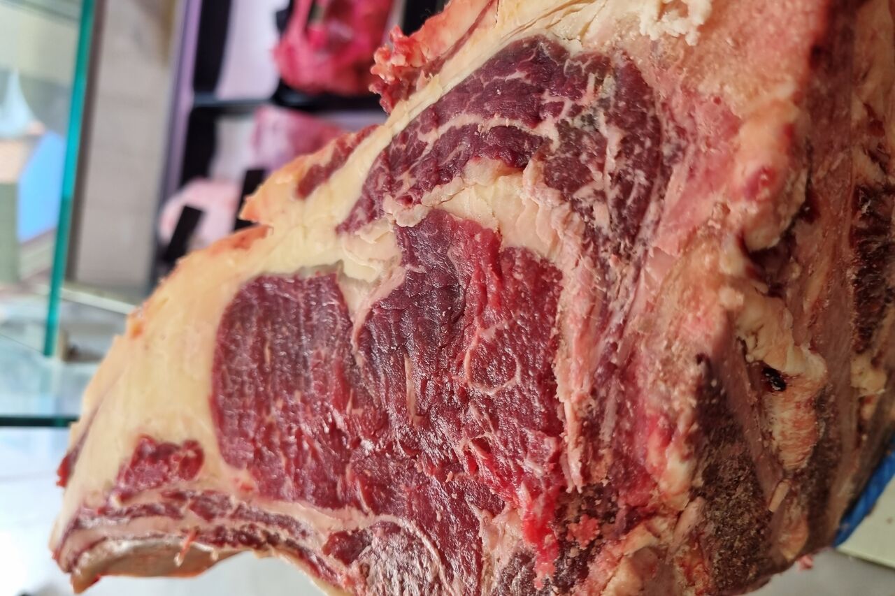 Côte à l'os de simentale, maturée à 4 semaines. A retrouver cette semaine du mardi 9 au dimanche 14 août 2022.