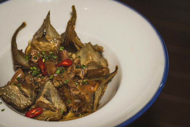 alcachofas con manitas de cerdo y panceta ibérica