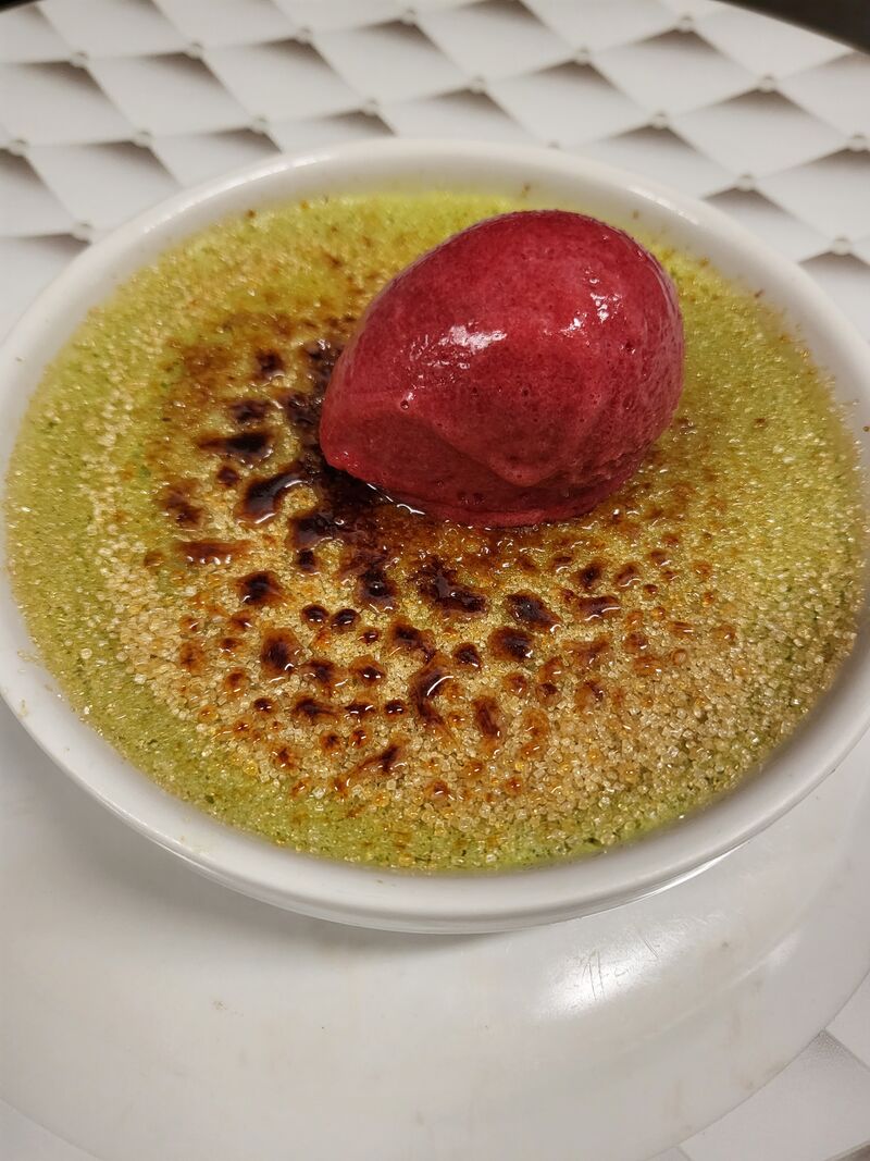 La crème brûlée à la pistache, sorbet framboise