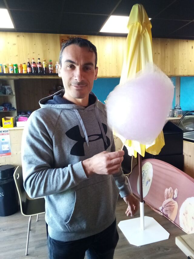 Barbe à papa fraise, framboise, vanille, cola.