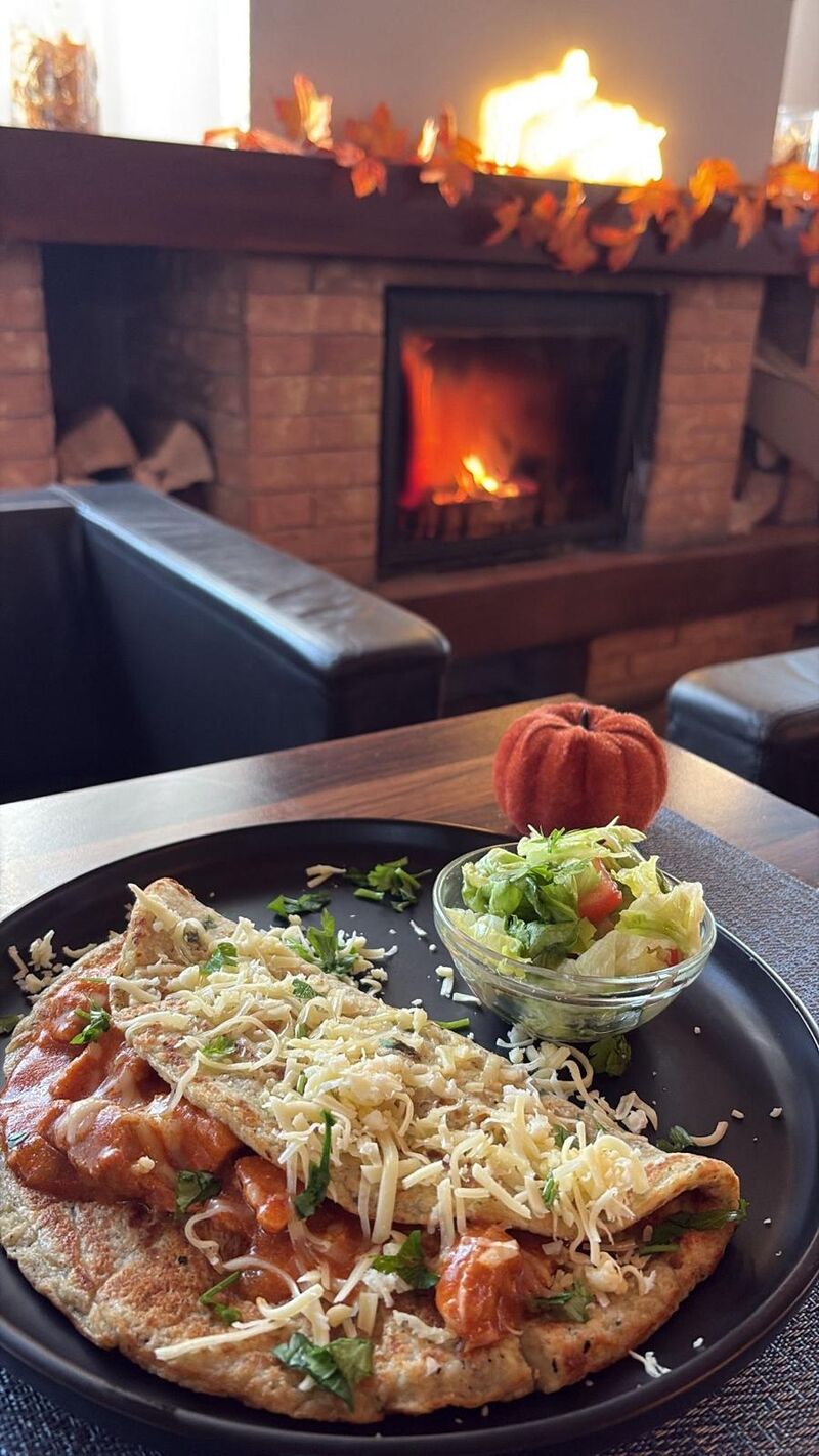 Bravčové soté v zemiakovej placke posypané syrom, zeleninový šalát