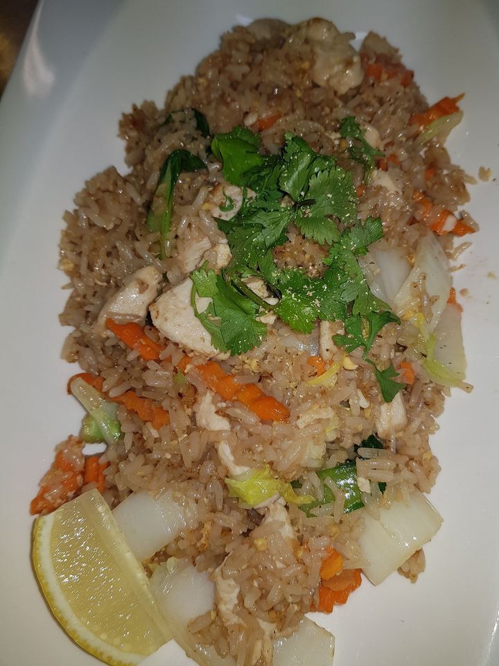 Nr. 18 khoa Pad Kai
Gebakken rijst met kip en groenten 