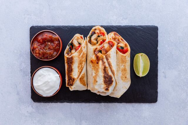 FLAUTAS
Pečené tortilly s krájenym kuřecim steakem,zeleninou a jalapeňos se salátem,smetanou a pikantní salsou 