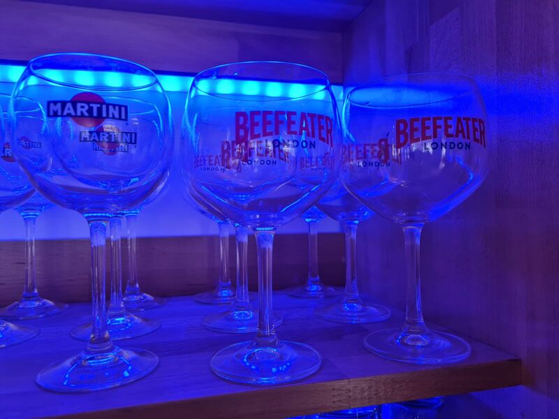 SPORTSBAR Innenansicht Gläserregal