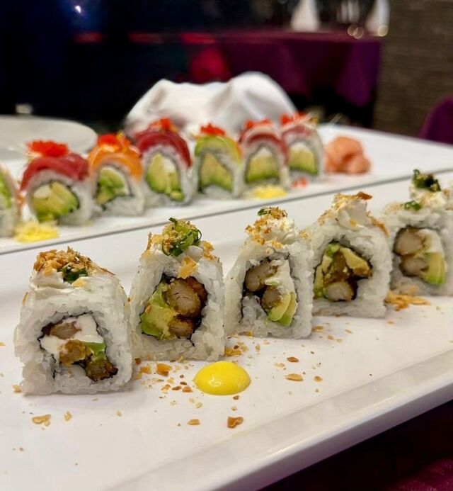Sushi rollo pollo y rollo arco iris