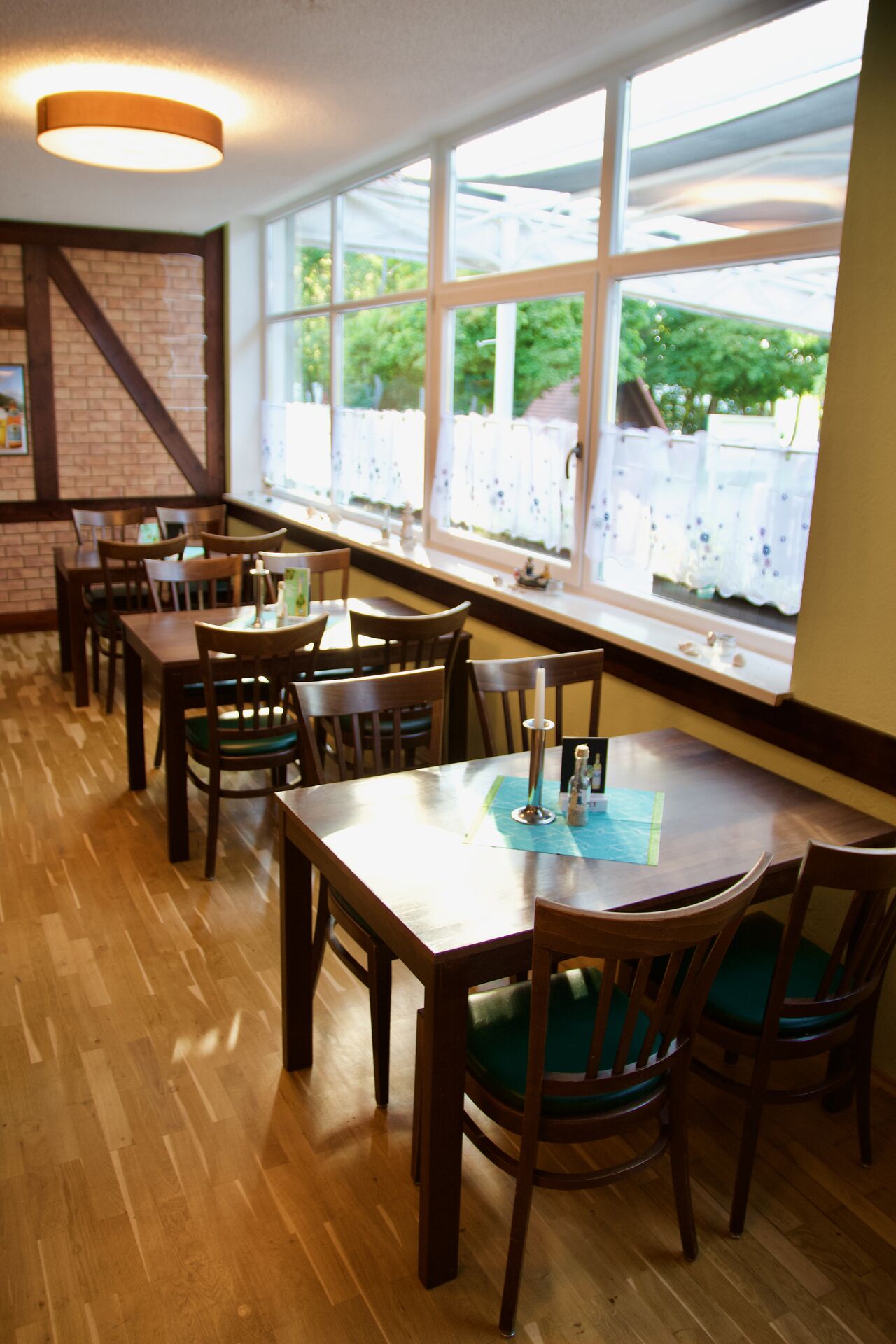 Durch unsere Panoramafront genießen Sie den direkten Blick auf den Badesee