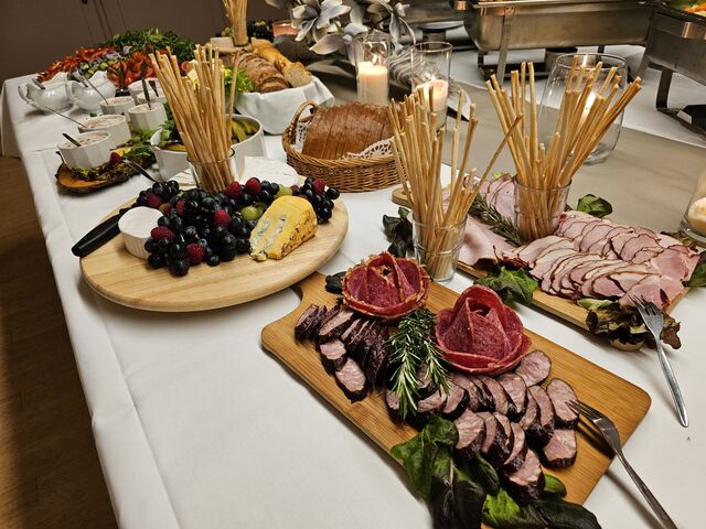 Wurstplatte/ Käseplatte/ mit Grissini Sticks