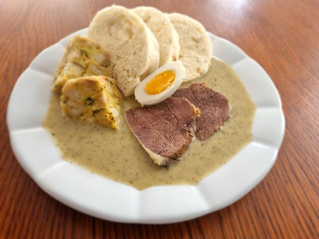 Hovězí špička v koprové omáčce s vejcem a variací knedlíků 