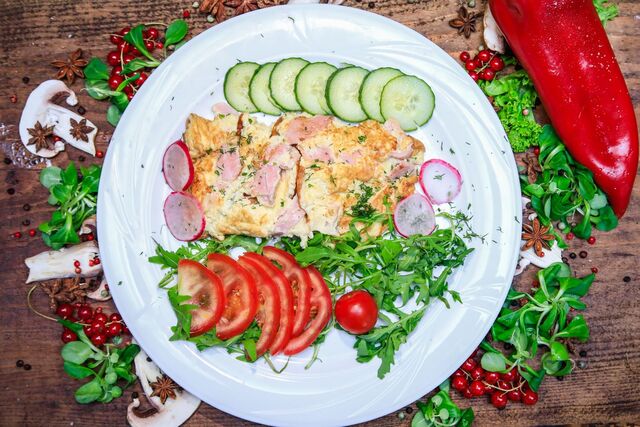 OMLETA CU SUNCA SI CASCAVAL 