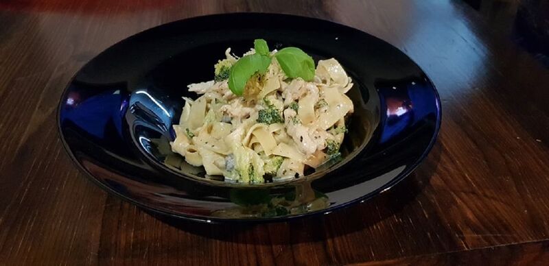 Pappadele z kurczakiem i brokułami 