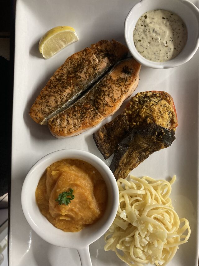 SAUMON FRAIS - SAUCE CITRON/BASILIC - LINGUINE FRAÏCHE - GRATIN DE LEGUMES - AUBERGINE GRILLEE