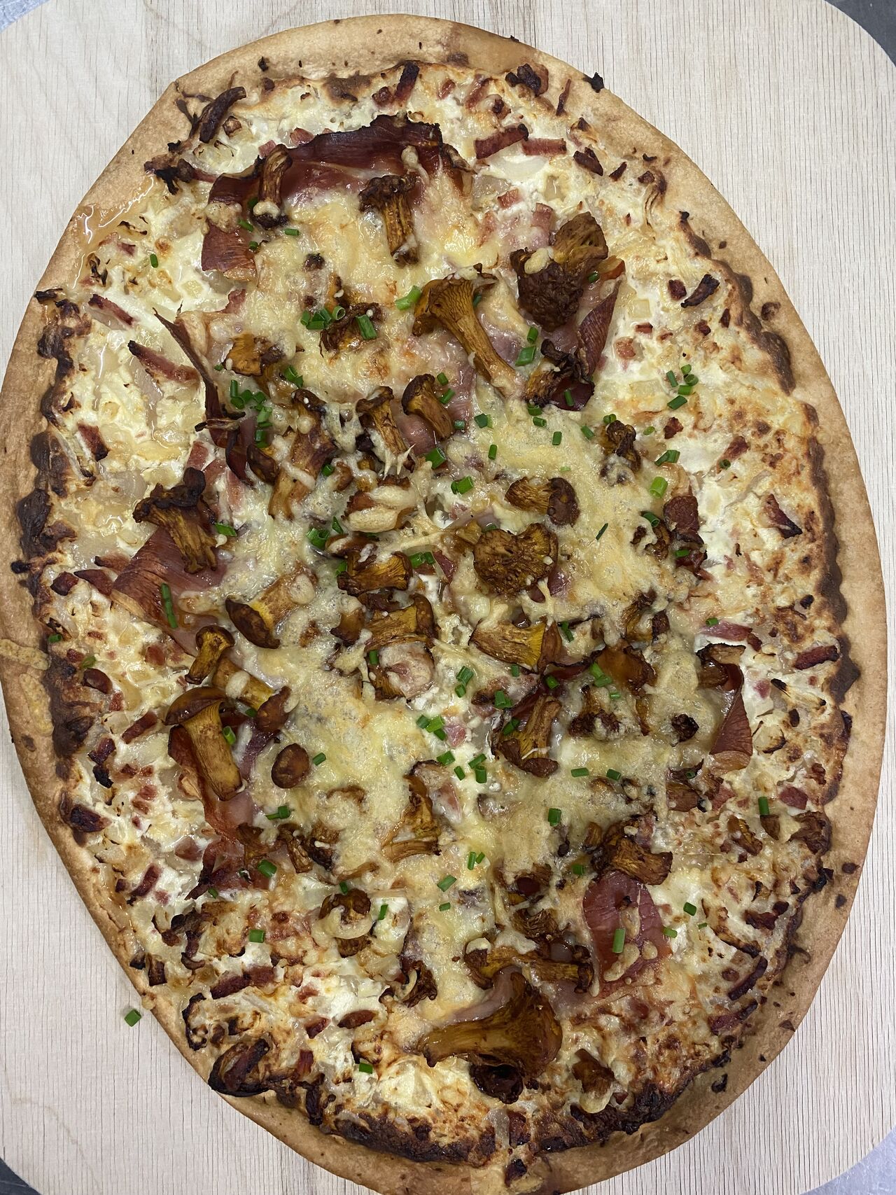 Flammkuchen mit Pfifferlingen und Tiroler Schinken
