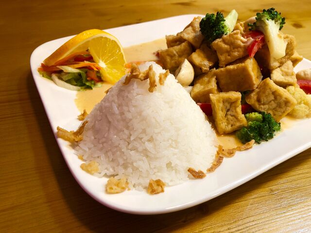 Leckere Hähnchenschenkel mit Reis und frischem Gemüse