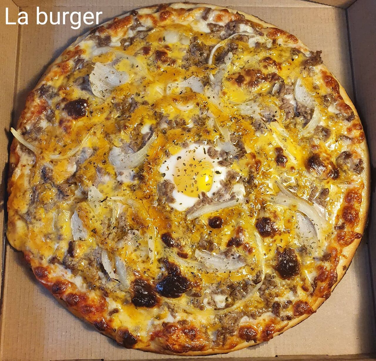 Base tomate, mozza, viande hachée, cheddar, œuf, oignons, sauce burger, origan