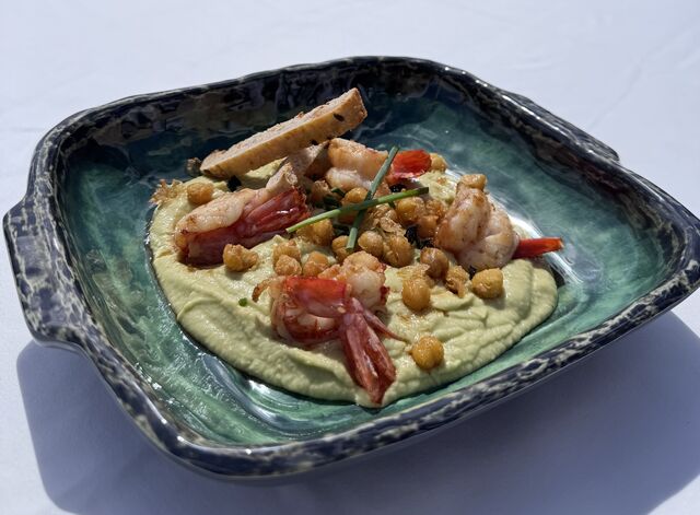 Hummus de aguacate con gambón