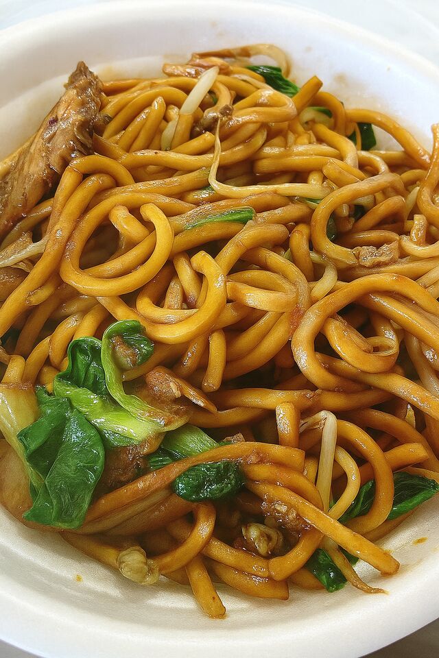 Nouilles sautées faites à la main