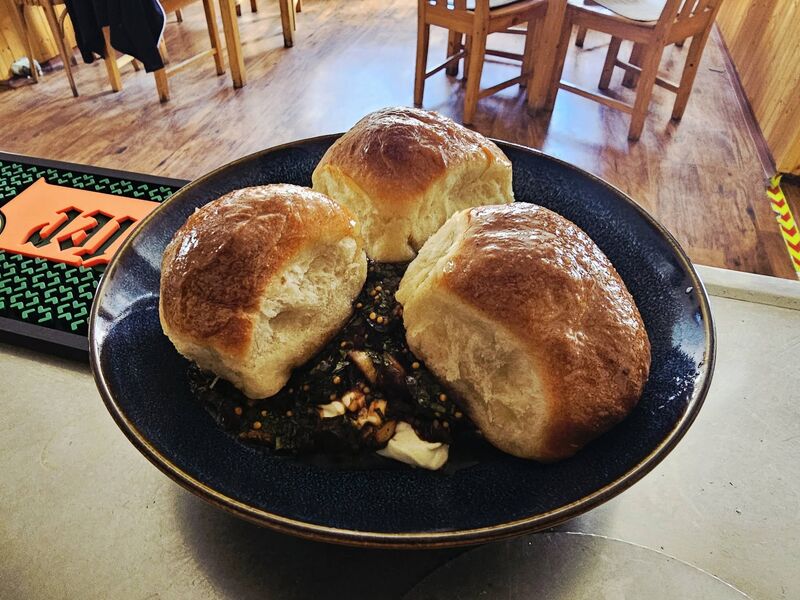Pohádkové menu - Honzovy buchty plněné bůčkem, dip z creme friache, salsa z petrželky
