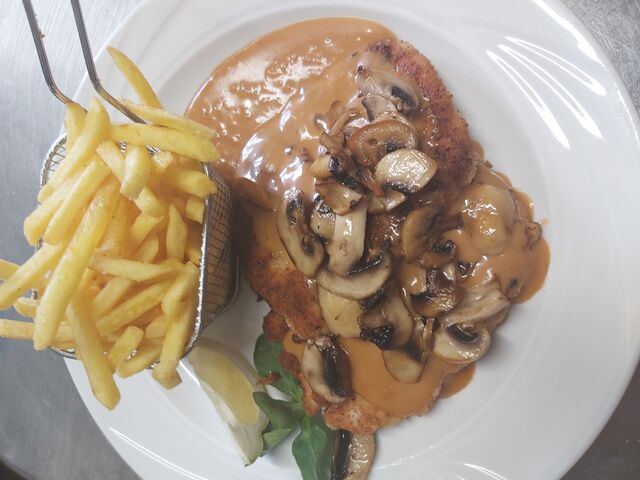 Schnitzel Wiener Art mit Champignon Rahmsauce, Pommes frites und knackigem Salat