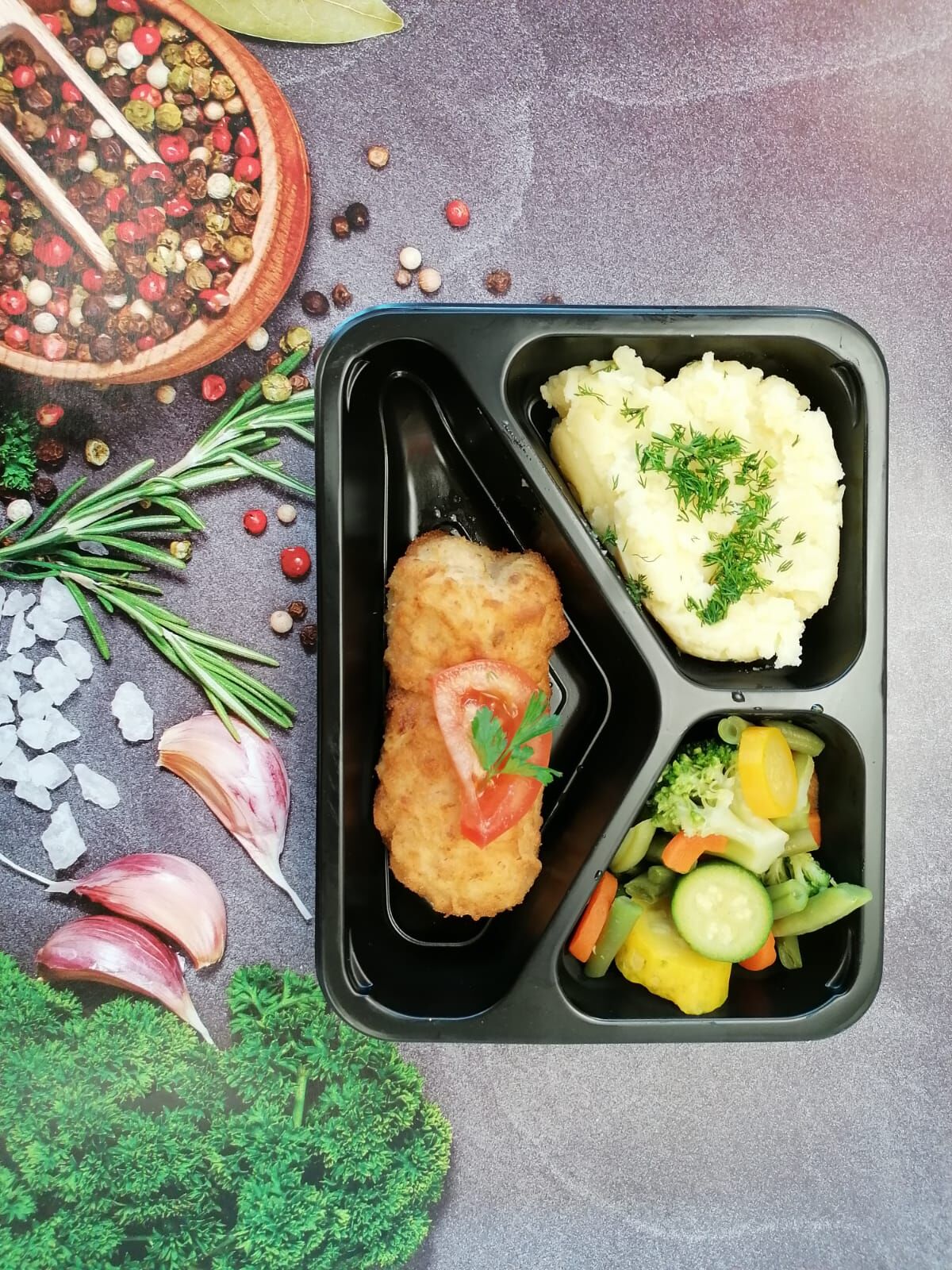 Zestaw devolay, puree, warzywa gotowane na parze.