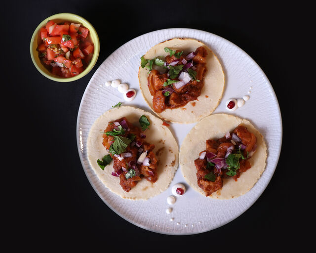 TACO DE CHICHARRÓN
(Tortilla de millho recheada com torresmo, salsa mexicana roja, cebola e coêntros).