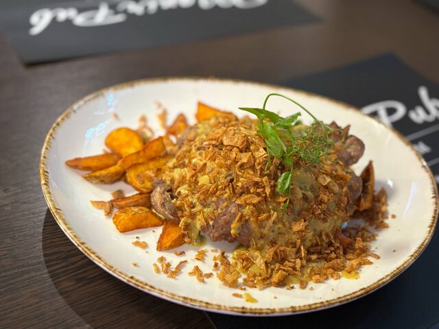 Konfitált dijoni mustáros tarjaszelet, pirított hagymával, steak burgonyával