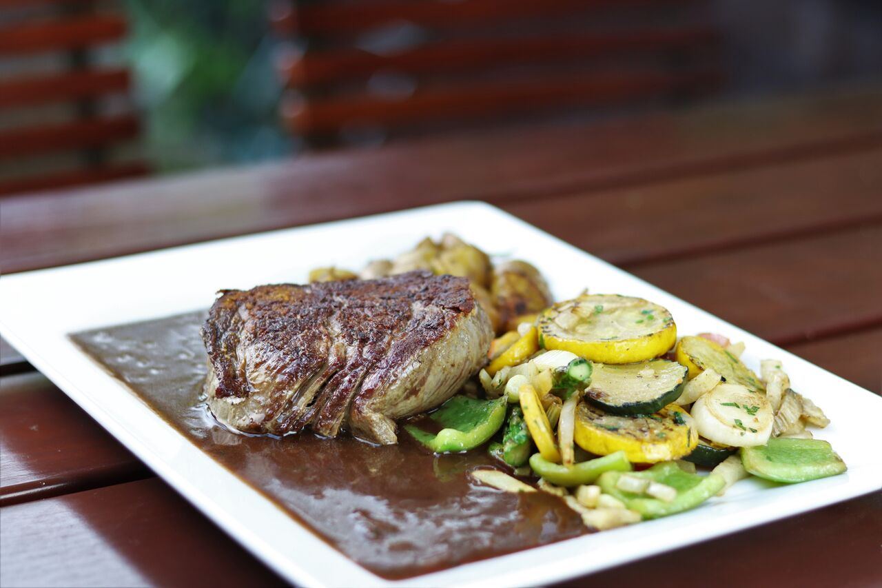 Filetsteak auf Averna-Rotweinsauce und Grillgemüse und Rosmarinkartoffel