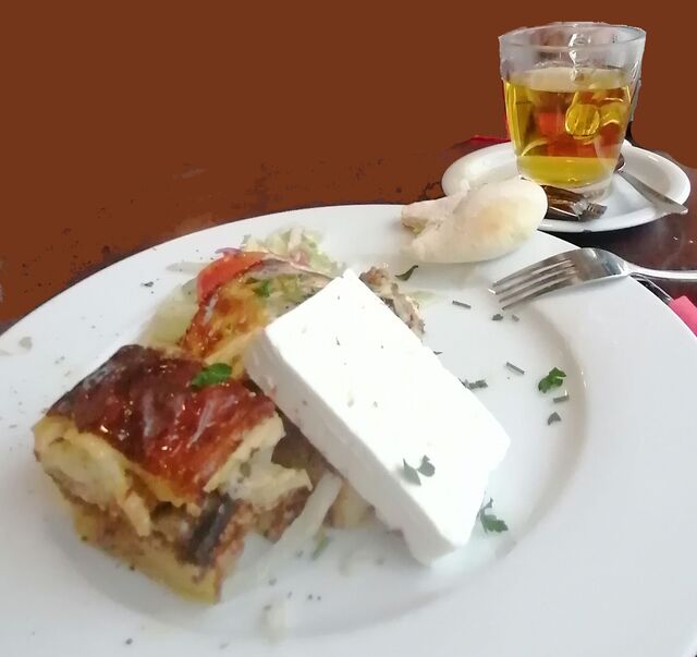 Moussake und griechischer Tee