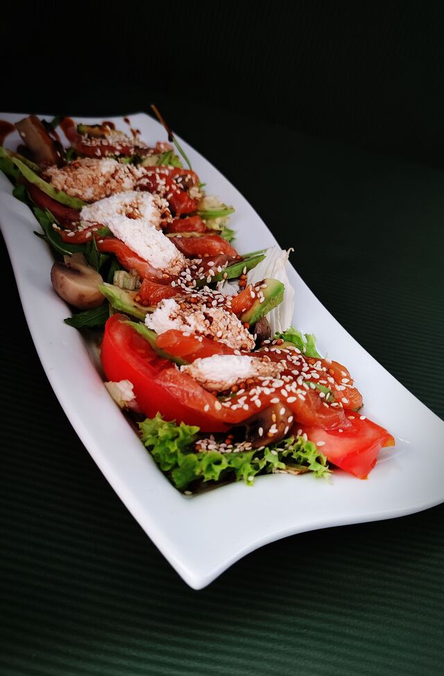 Салат з лососем та сирними кульками - поєднання вишуканості та простоти, не залишить вас байдужими.