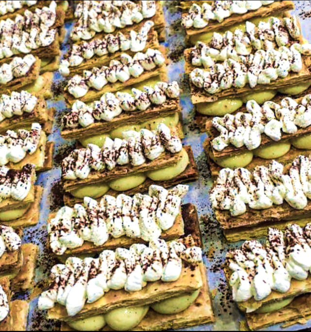 • MILLEFEUILLE •
En dessert ou à l'heure du thé, qui peut résister à un millefeuille croustillant et son feuilletage maison?
