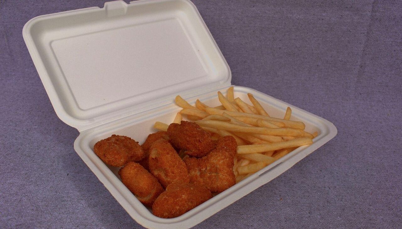 Nuggets de pui cu cartofi prăjiți