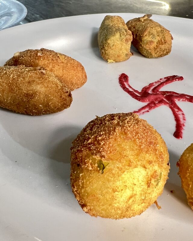 Croquetas variadas (pollo, bacalao, jamón)