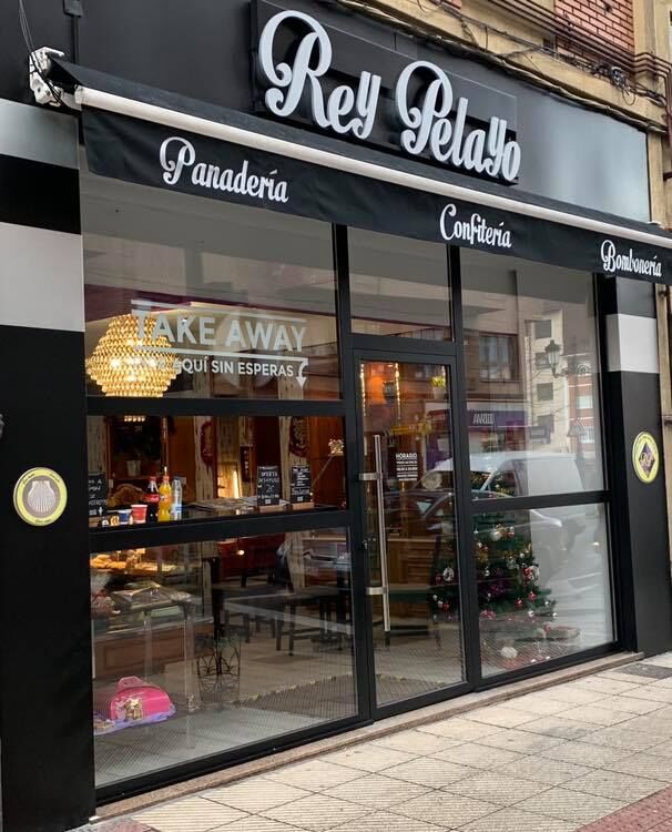 Exterior Confitería Rey Pelayo. Confitería en Oviedo, Asturias.
