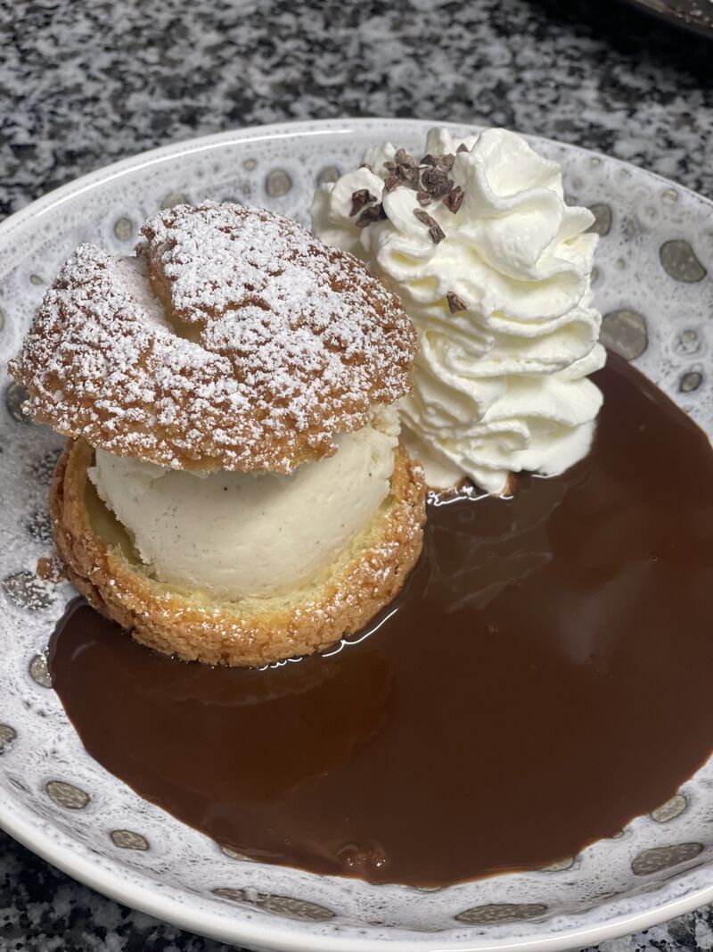 Profiterole chou craquelin, glace vanille, chocolat chaud