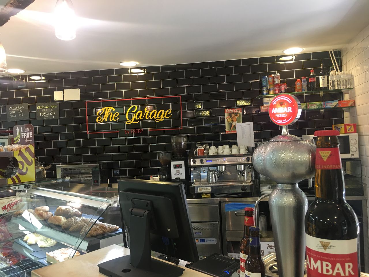 Cafetería The Garage es un lugar tranquilo donde se puede disfrutar de un buen café y bocados preparados con cariño y esmero. 