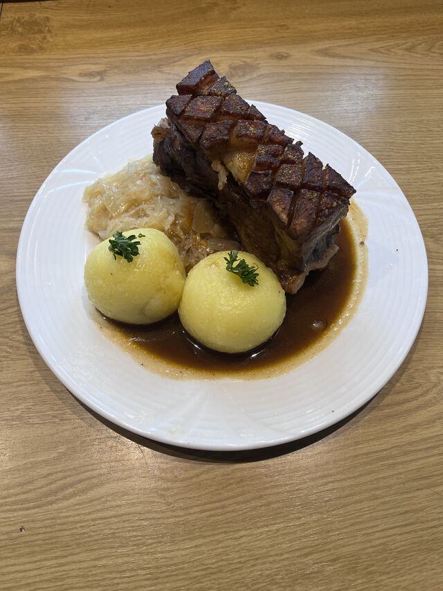 Schäufele mit Klößen und Sauerkraut 