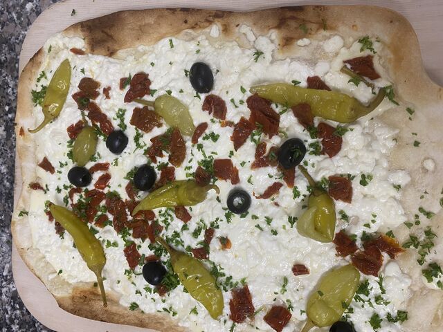 Schafskäse- getrockneten Tomaten- Pepperoni-Obiven-Knoblauch-Flammkuchen 
