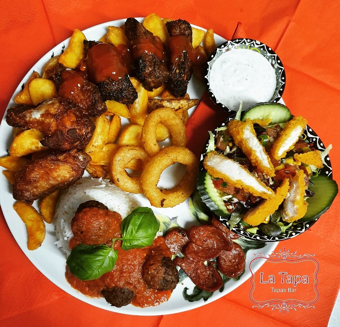 Tapas Carne ? Saftige Fleischbällchen, Chicken Wings, BBQ Spare Ribs, Chorizo, Reis, Salat mit Hühnchenstreifen, Zwiebel Ringe 