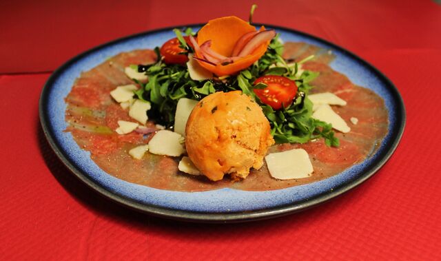 Carpaccio de boeuf , boule de glace tomates basilic