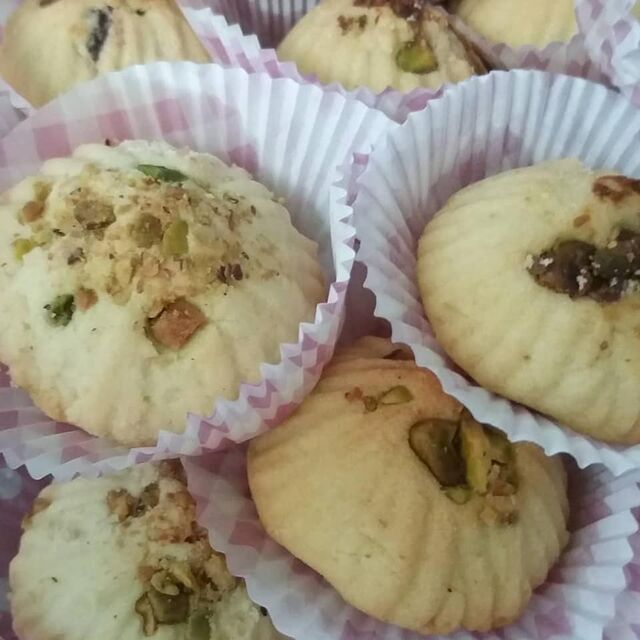 Maamoul (pate farci au dattes et décorée aux pistaches ) 