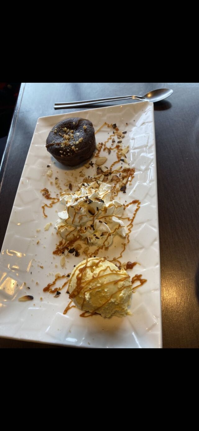 Cœur coulant au chocolat et sa boule de glace vanille