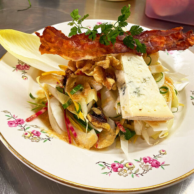 Salade endives, noix, gorgonzola et lard